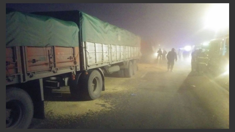 Colisionaron cinco camiones en horas de la noche.