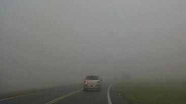 La niebla en la ruta hacía peligrosa la conducción.