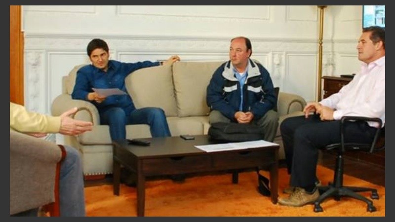 Bellizza, sentado al lado del ministro de Seguridad Maximiliano Pullaro durante una reunión.