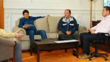 Bellizza, sentado al lado del ministro de Seguridad Maximiliano Pullaro durante una reunión.