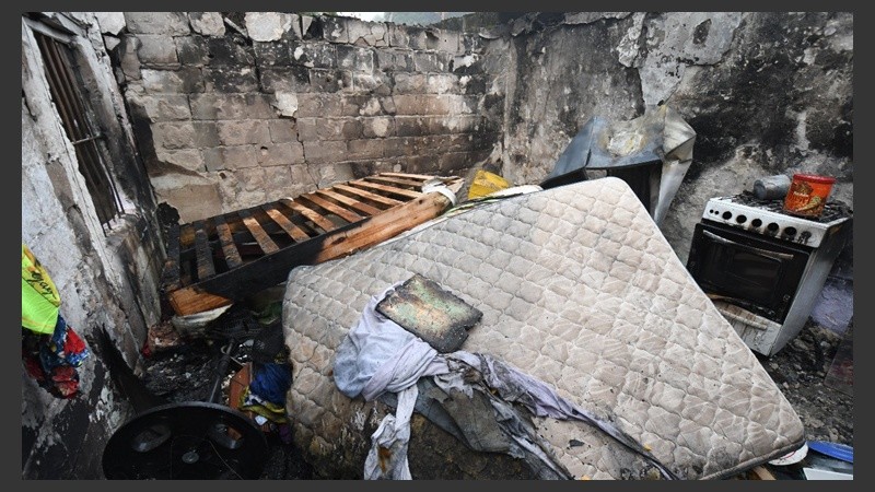 La casilla se carbonizó producto de las llamas.