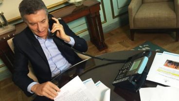 Macri al teléfono.