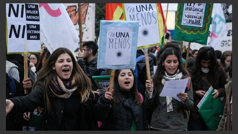 Ni Una Menos es un movimiento de protesta contra la violencia hacia las mujeres y su consecuencia más grave y visible, el feminicidio.