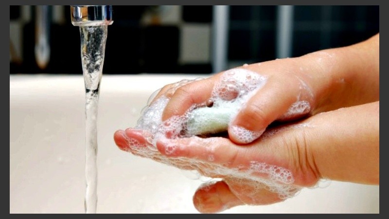 Cubrirse de jabón toda la superficie de las manos es clave para un correcto lavado.