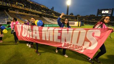 Representantes del movimiento feminista local ingresaron a la cancha.