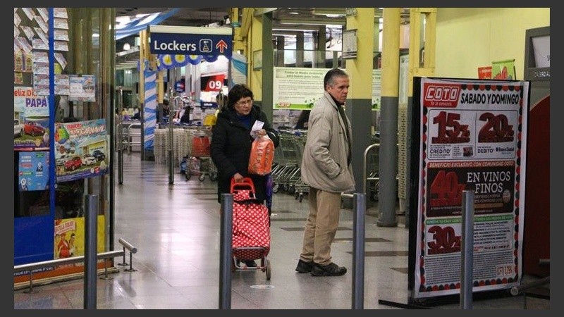 Las sucursales rosarinas de Coto y Carrefour abrieron este domingo.