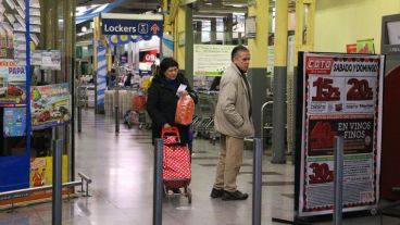 Las sucursales rosarinas de Coto y Carrefour abrieron este domingo.