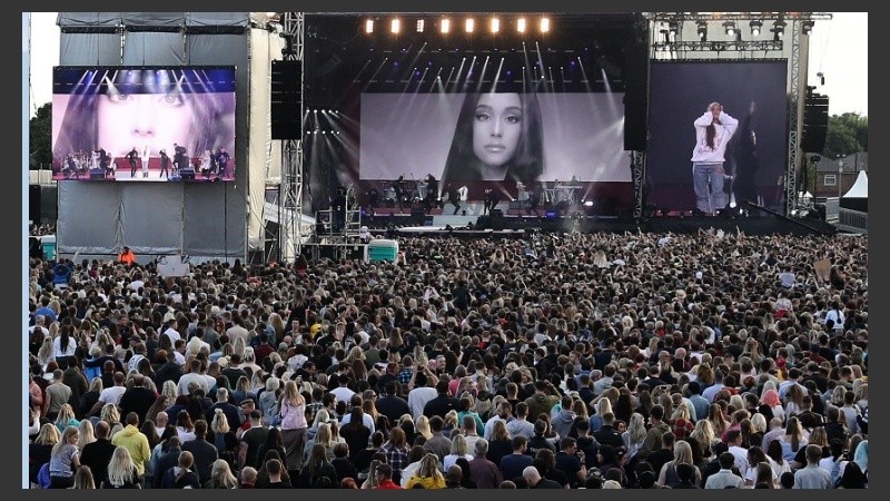 Miles de personas en el estadio Old Trafford para el show 