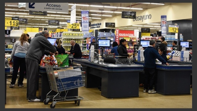 Varios supermercados hoy abren los domingos gracias a recursos de amparo.