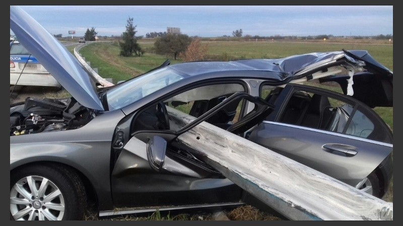 El metal atravesó el auto de lado a lado. 