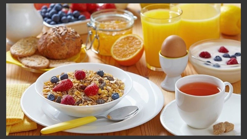 Al desayunar, el organismo se recarga de energía para iniciar las actividades del día. 