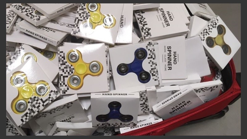 El “hand spinner” es un trompo que puede girar durante varios minutos a gran velocidad..