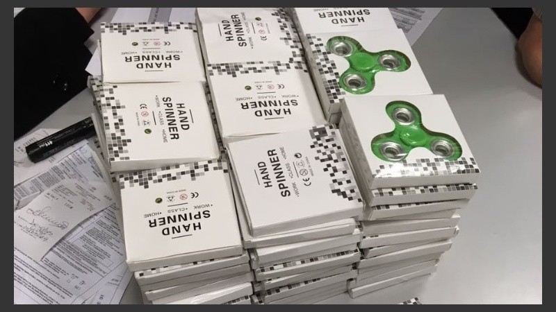 El “hand spinner” es un trompo que puede girar durante varios minutos a gran velocidad..