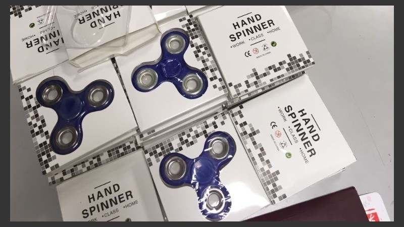 El “hand spinner” es un trompo que puede girar durante varios minutos a gran velocidad..