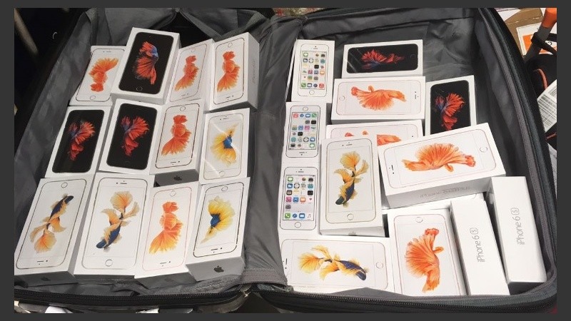 También se incautaron decenas de Iphone 6.
