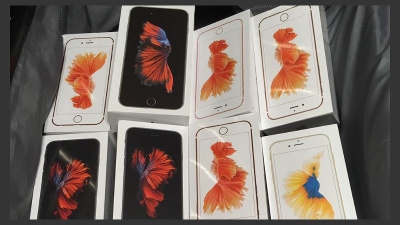 También se incautaron decenas de Iphone 6.