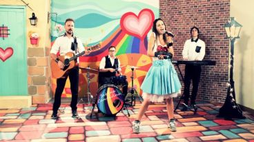 Sabina enseña a los niños a disfrutar de hermosas melodías.