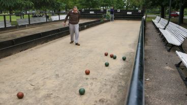 La cancha de bochas en el parque Urquiza.