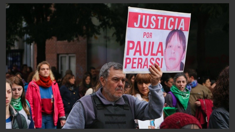 Perassi en una de las marchas Ni una menos con la foto de Paula.