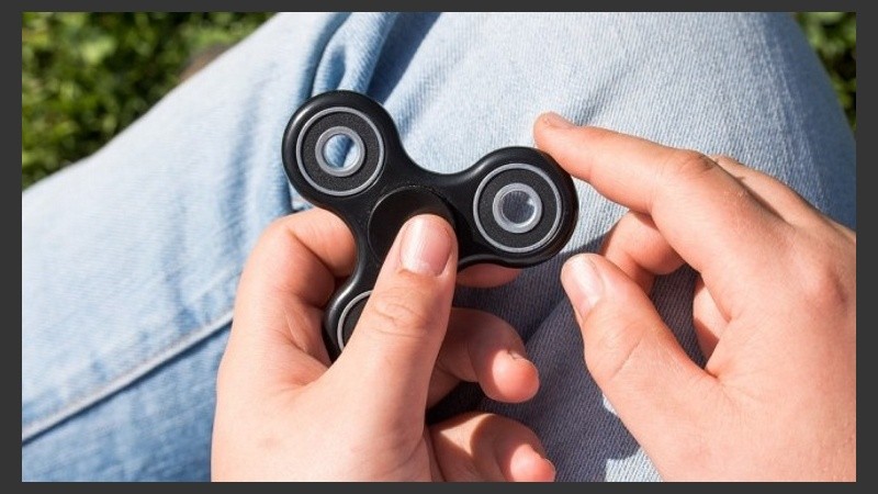 El fidget spinner es el juguete del momento.