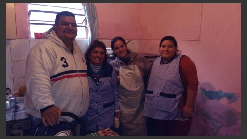 Un café con leche permite tomar calor a los más necesitados. 