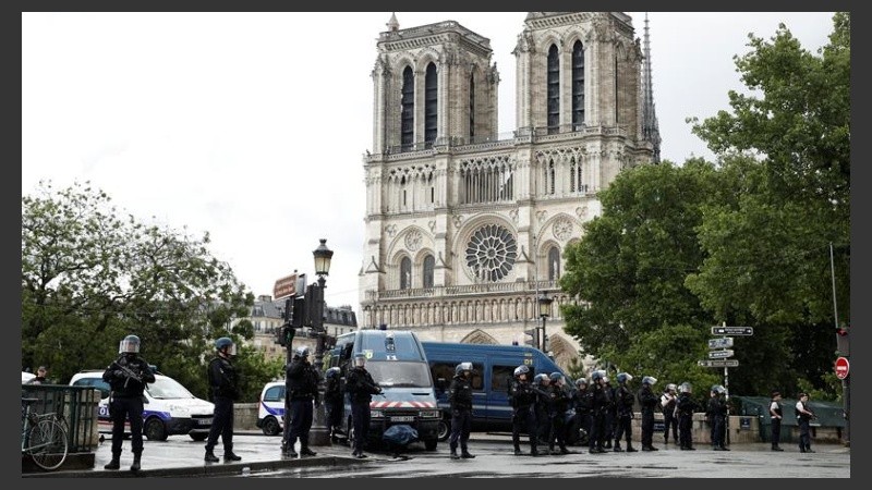 El tiroteo comenzó luego de que un hombre intentara agredir a un policía. 