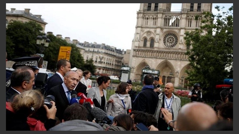 El ministro del Interior, Gerard Collomb, habla con la prensa frente a la catedral.