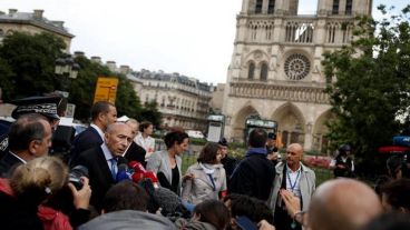 El ministro del Interior, Gerard Collomb, habla con la prensa frente a la catedral.