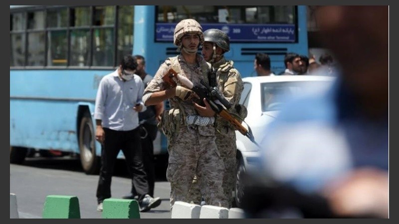 Soldados iraníes vigilan los alrededores del Parlamento tras el ataque. 