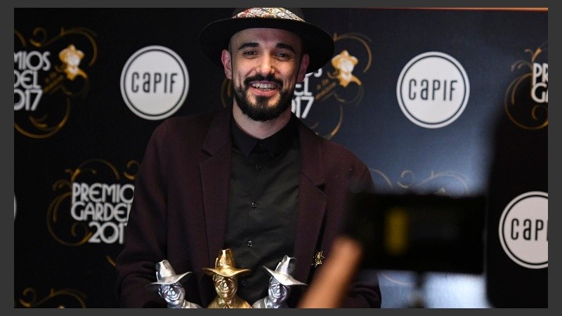 Abel, feliz con sus premios Carlos Gardel. 