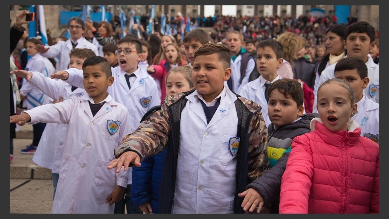 Postales de un Monumento colmado de alumnos que juraron lealtad a la bandera. 