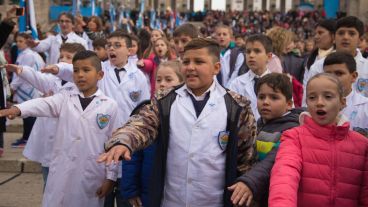 Postales de un Monumento colmado de alumnos que juraron lealtad a la bandera.