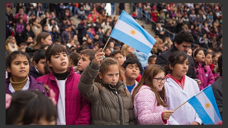 Postales de un Monumento colmado de alumnos que juraron lealtad a la bandera. 