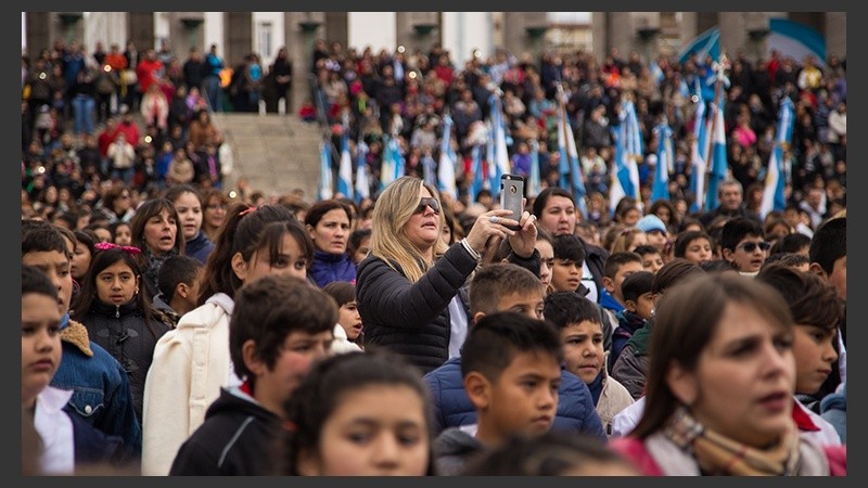 Postales de un Monumento colmado de alumnos que juraron lealtad a la bandera. 