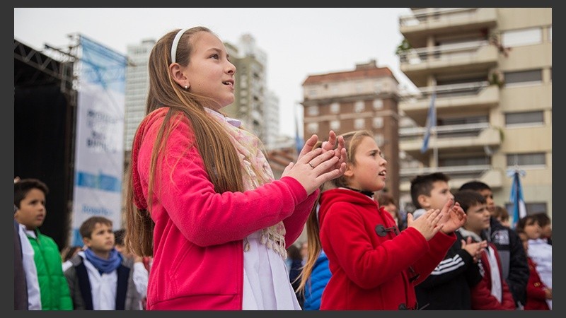 Postales de un Monumento colmado de alumnos que juraron lealtad a la bandera. 