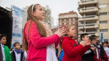 Postales de un Monumento colmado de alumnos que juraron lealtad a la bandera.