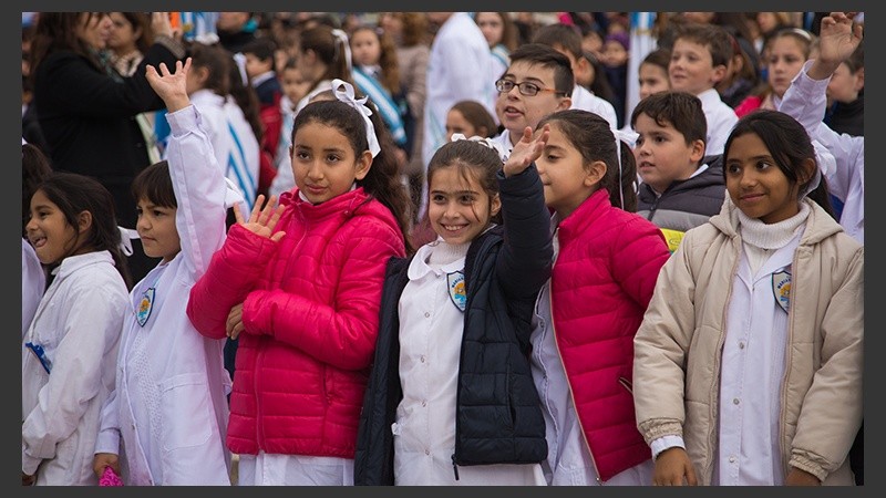 Postales de un Monumento colmado de alumnos que juraron lealtad a la bandera. 
