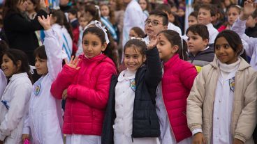Postales de un Monumento colmado de alumnos que juraron lealtad a la bandera.