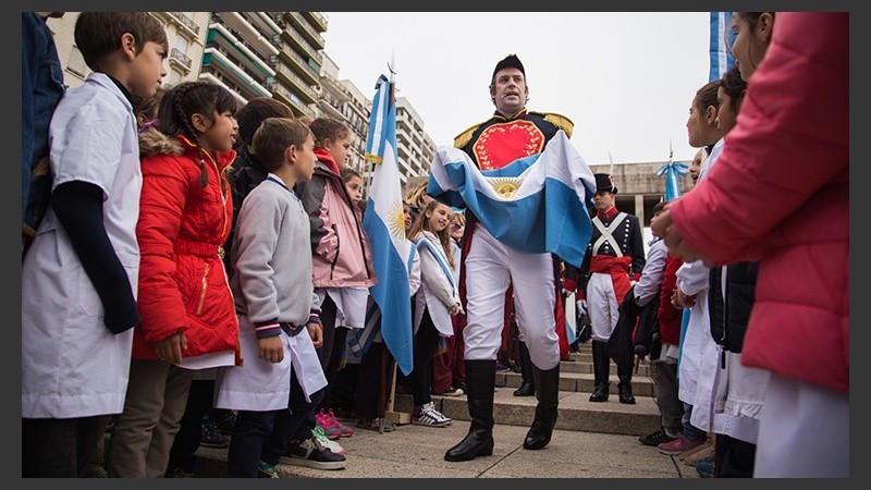 Postales de un Monumento colmado de alumnos que juraron lealtad a la bandera. 