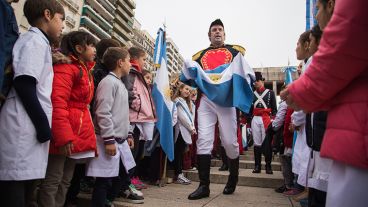 Postales de un Monumento colmado de alumnos que juraron lealtad a la bandera.