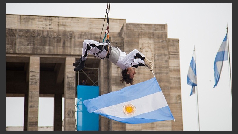 Postales de un Monumento colmado de alumnos que juraron lealtad a la bandera. 