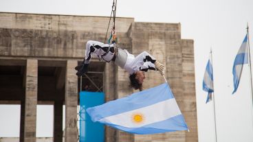 Postales de un Monumento colmado de alumnos que juraron lealtad a la bandera.