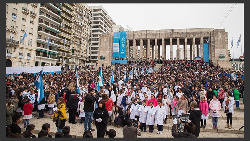 Postales de un Monumento colmado de alumnos que juraron lealtad a la bandera. 