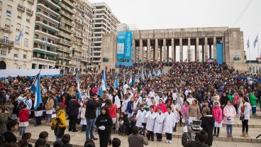 Postales de un Monumento colmado de alumnos que juraron lealtad a la bandera.