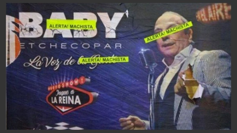 Uno de los afiches con el repudio y la inscripción: 