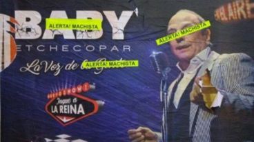 Uno de los afiches con el repudio y la inscripción: "Alerta machista".