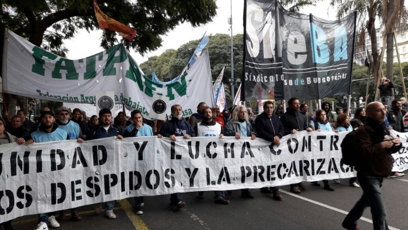 La Mesa Nacional de Trabajadores de Prensa que agrupa a los sindicatos y federaciones de prensa del país convocó la multitudinaria protesta.