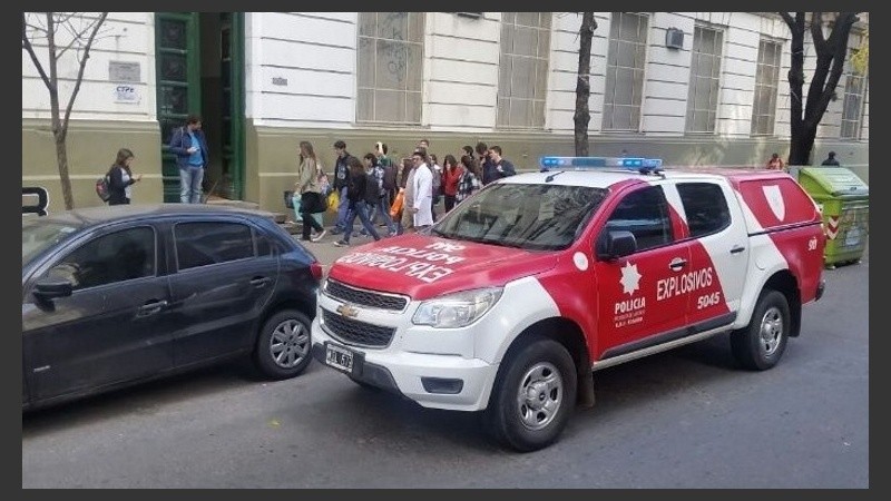 Brigada de Explosivos frente al Poli, una imagen recurrente.