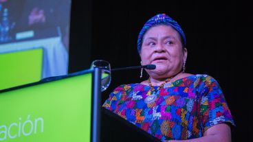 "La democracia no debe ser considerada sólo un papel en las urnas electorales", dijo la líder guatemalteca.