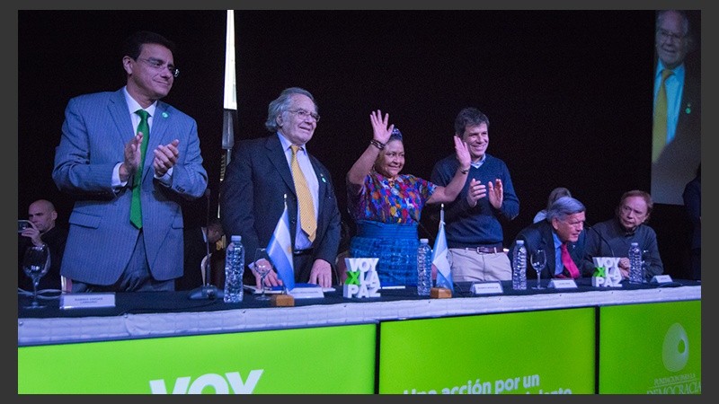 “Voy por la Paz”, el encuentro de 5 premios Nóbel de la Paz en Rosario, tenía este viernes un capítulo especial en la Bolsa de Comercio.
